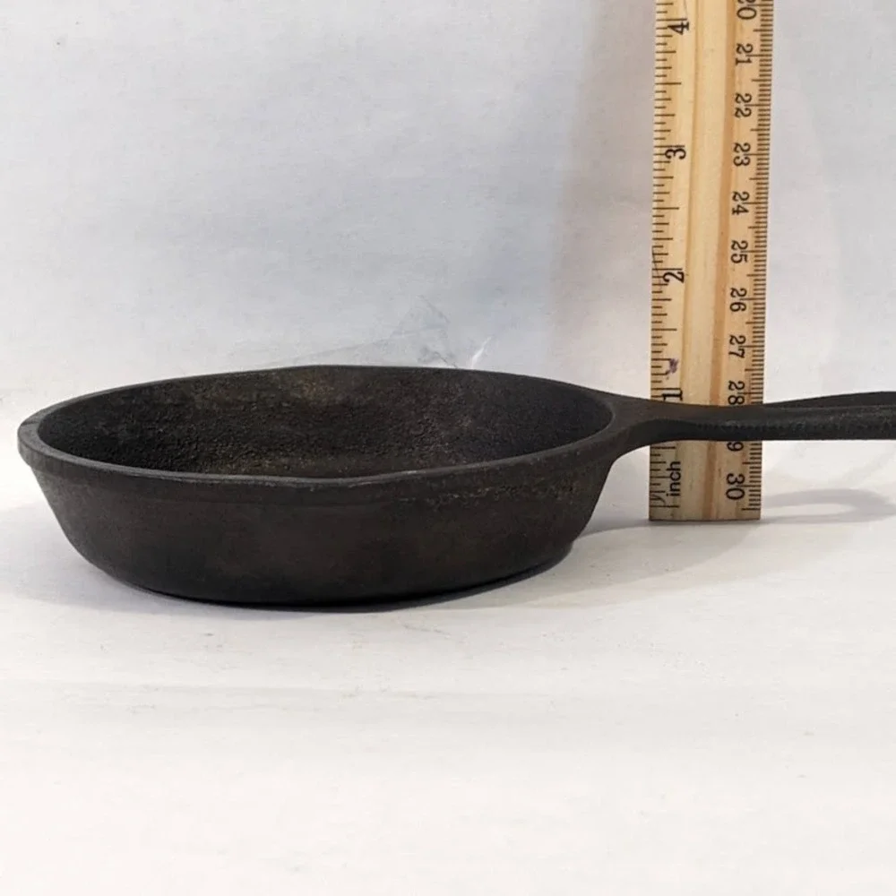 Lodge 5 Inch Cast Iron Skillet Round Pan with Pour Spouts Made in USA Black